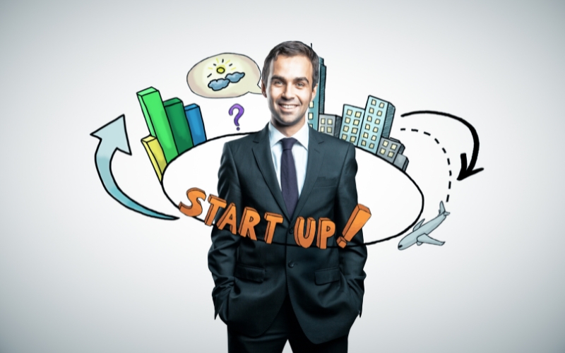 Emprendedor con fondo ilustrado de ciudad, flechas y la palabra “Startup”, representando innovación, escalabilidad y visión global.