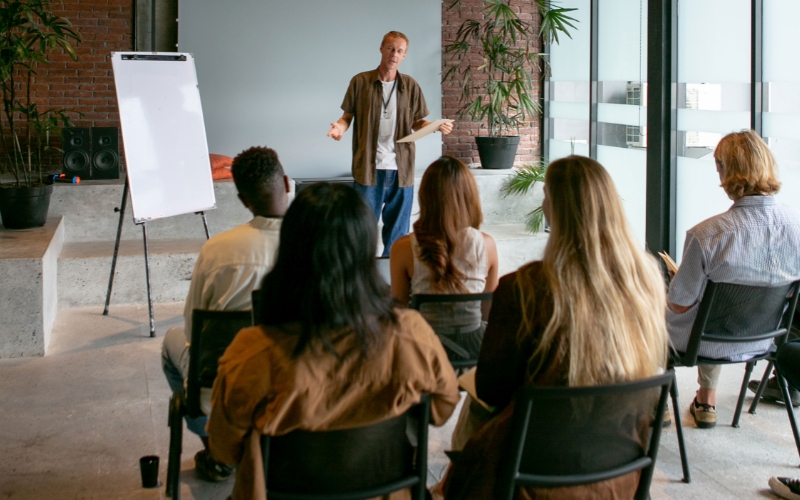Emprendedores asisten a una charla sobre cómo iniciar una startup en México, recibiendo consejos prácticos para comenzar su proyecto.