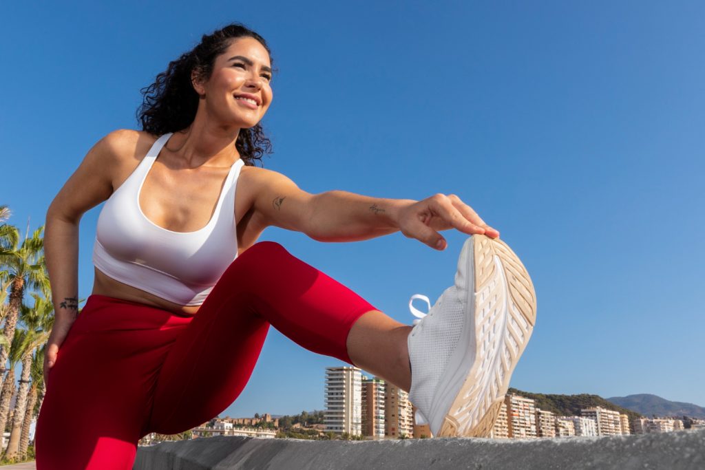 7. Procura tu autocuidado y equilibrio: es importante para la productividad El autocuidado es decisivo para mantener el rendimiento a lo largo del tiempo y evitar el agotamiento. Para eso, es necesario incorporar hábitos saludables como las pausas activas y rutinas de ejercicio, tiempos libres de pantallas y actividades al aire libre, llevar una alimentación saludable y tener descanso adecuado. También es importante establecer límites claros entre tu vida personal y laboral, para evitar que las tareas del negocio ocupen todo tu tiempo. Para lograrlo, también puedes apoyarte en apps especializadas o agendar esas prácticas saludables y pausas necesarias, como actividades irremplazables, con el fin de que no queden relegadas entre otras actividades del día a día. Un emprendedor que cuida su bienestar puede tomar decisiones más acertadas, mantener la motivación y liderar su negocio con mayor claridad.