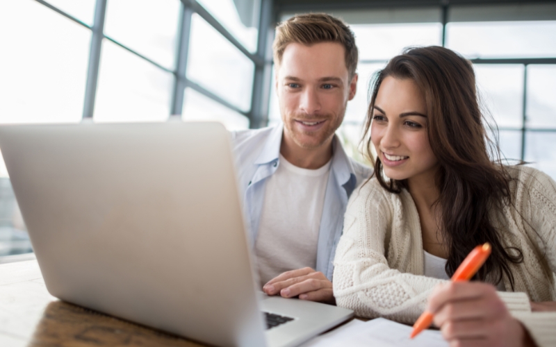 Emprendedores revisan opciones de financiamiento para su startup en laptop, explorando apoyos, inversión y convocatorias en México.