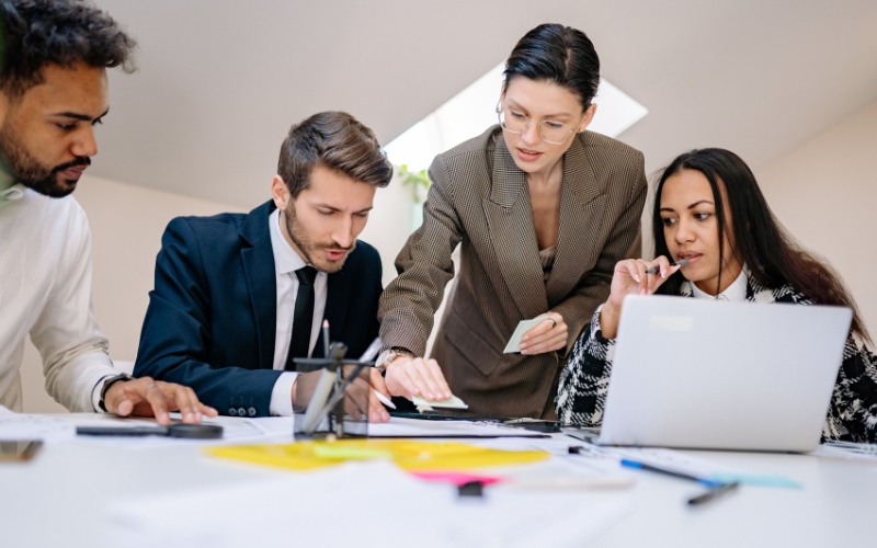 Equipo interdisciplinario colaborando en el diseño estratégico de un emprendimiento de alto impacto con enfoque innovador