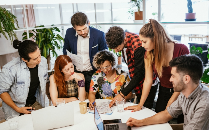 Grupo de emprendedores revisando estrategias y recursos para fortalecer un emprendimiento de alto impacto en México