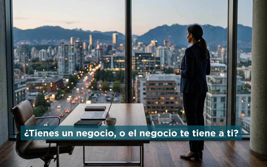 Empresario revisando WhatsApp del trabajo por la noche